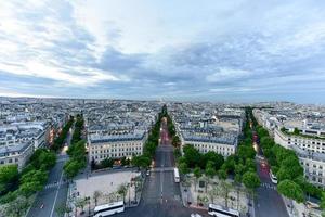 vista del horizonte de la ciudad de París en la distancia al atardecer. foto