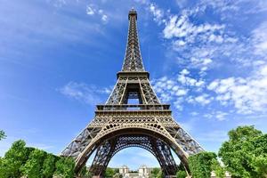 la icónica torre eiffel en parís, francia. foto