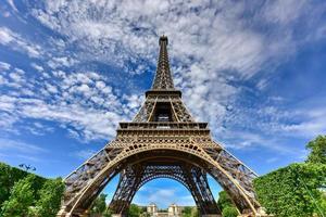 la icónica torre eiffel en parís, francia. foto