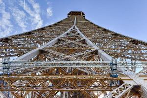 la icónica torre eiffel en parís, francia. foto