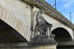 el pont des invalides es el puente más bajo que cruza el sena en parís, francia. foto