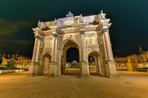 arc de triomphe en la place du carrusel en parís por la noche. foto