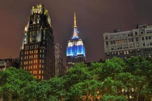 rascacielos de manhattan en la noche foto