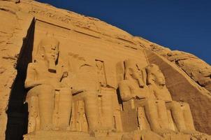 abu simbel en la frontera de egipto y sudán foto