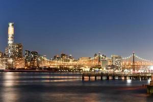 ciudad de nueva york - 7 de abril de 2021 - vista del centro de manhattan al atardecer desde la ciudad de long island, queens, ciudad de nueva york. foto