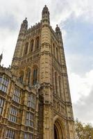 el palacio de westminster en londres, inglaterra. foto