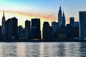 ciudad de nueva york - 7 de abril de 2021 - vista del centro de manhattan al atardecer desde la ciudad de long island, queens, ciudad de nueva york. foto