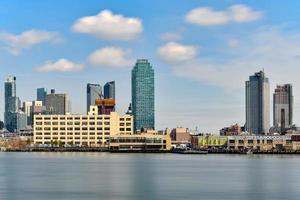 ciudad de nueva york - 13 de abril de 2019 - vista del centro de la ciudad este en manhattan desde la isla de roosevelt en la ciudad de nueva york. foto