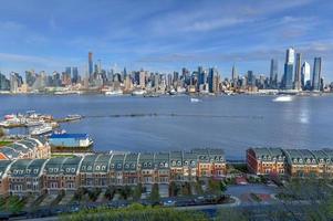 ciudad de nueva york - 21 de abril de 2019 - vista panorámica del horizonte de la ciudad de nueva york desde hamilton park, weehawken, nueva jersey. foto