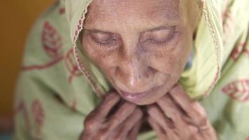 Porträt einer alten indischen Frau, die eine chirurgische Maske trägt