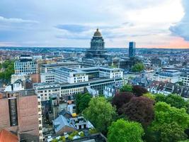vista aérea del horizonte de la ciudad de bruselas al atardecer en bélgica. foto