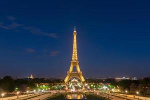 la torre eiffel, una torre de celosía de hierro forjado en el campo de marte en parís, francia, 2022 foto