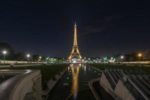 la torre eiffel, una torre de celosía de hierro forjado en el campo de marte en parís, francia, 2022 foto