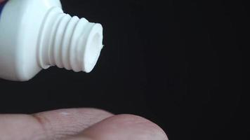mão segurando pasta de dente com espaço de cópia video