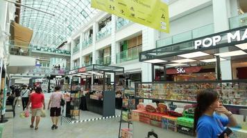 un' shopping centro commerciale camminare modo, prodotti su Schermo video