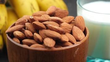 cámara lenta de nueces de almendra cayendo en un tazón. video