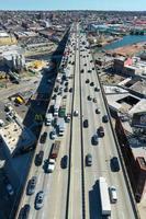 brooklyn, nueva york - 8 de abril de 2021 - vista panorámica de la autopista gowanus en brooklyn, nueva york con el horizonte de manhattan al fondo. foto