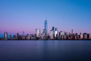 horizonte de nueva york visto a través del río hudson en nueva jersey al atardecer. foto