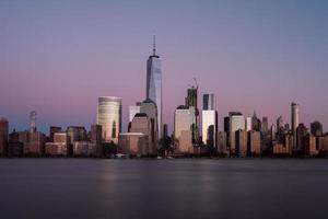 horizonte de nueva york visto a través del río hudson en nueva jersey al atardecer. foto