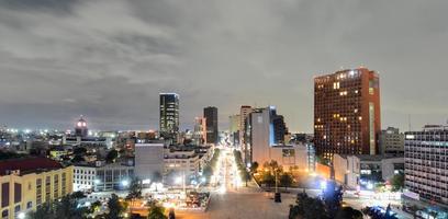 horizonte de la ciudad de méxico en la noche desde el monumento a la revolución mexicana. foto