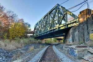 vías de tren que atraviesan los arcos de bergen de la ciudad de jersey, nueva jersey. foto