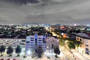 horizonte de la ciudad de méxico en la noche desde el monumento a la revolución mexicana. foto