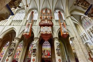 interior de st. miguel y st. catedral de gudula en bruselas, bélgica, 2022 foto