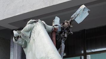 detalle de un helicóptero quemado. restos de un helicóptero de combate de la fuerza aérea rusa destruido cocodrilo trasero. rotor del motor, palas, cola, restos de un primer plano de helicóptero de combate estrellado. video