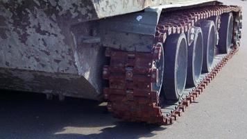 förstörd spåras armerad personal bärare på de territorium av ukraina. mångsidig luftburet armerad personal bärare rakushka. förstörd militär armerad personal bärare. video