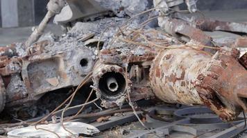 verbrannte teile des zerstörten kampfhubschraubers der russischen luftwaffe hinterkrokodil. das Wrack eines abgestürzten Hubschraubers. Krieg in der Ukraine. Kaputter militärischer Kampfhubschrauber aus nächster Nähe. video