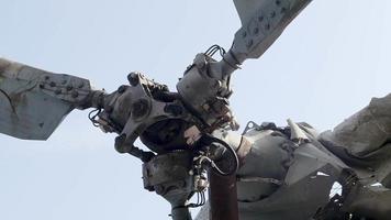 partes quemadas del helicóptero de combate de la fuerza aérea rusa destruido cocodrilo trasero. los restos de un helicóptero derribado. guerra en ucrania. primer plano de helicóptero de ataque militar roto. video