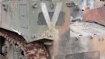 char t-72 détruit, détruit et brûlé avec une désignation v dessus. conflit russo-ukrainien en 2022. équipement militaire russe détruit. guerre de la russie contre l'ukraine. video