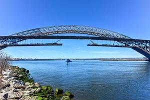 el puente de bayona desde staten island, nueva york. el puente de bayonne es el quinto puente de arco de acero más largo del mundo, se extiende sobre kill van kull y conecta bayonne, nj con staten island, ny. foto