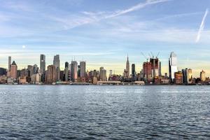 horizonte de la ciudad de nueva york visto desde weehawken, nueva jersey. foto