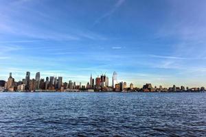 horizonte de la ciudad de nueva york visto desde weehawken, nueva jersey. foto