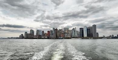 vista del centro de manhattan en un día nublado. foto