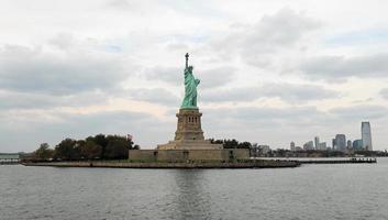 estatua de la libertad en la ciudad de nueva york. foto