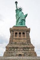 estatua de la libertad en la ciudad de nueva york. foto
