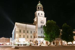 salzburgo, austria - 10 de julio de 2021 - vista del edificio blanco del museo de salzburgo situado en el edificio neue residenz y la fuente residenzbrunnen en residenzplatz. foto