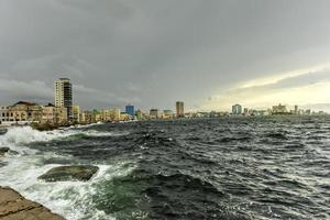 el malecón es una amplia explanada, calzada y malecón que se extiende a lo largo de 8 km a lo largo de la costa de la habana, cuba. foto