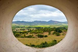 vista desde la histórica torre de vigilancia de esclavos en manaca iznaga, valle de los ingenios, trinidad, cuba foto