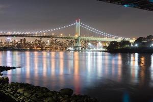 Roberto F. puente kennedy en la noche, en astoria, reinas, nueva york foto