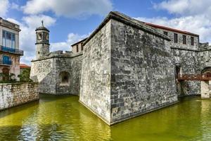 vista a lo largo del foso del castillo de la real fuerza en la habana, cuba. Construido a mediados del siglo XVI, el fuerte fue sede de los capitanes generales españoles. foto