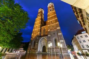 munich, alemania - 8 de julio de 2021 - iglesia de nuestra señora en munich por la noche, baviera, alemania foto