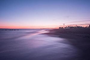 puesta de sol en la playa de coney island en brooklyn, nueva york. foto