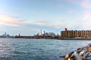 vista del horizonte de manhattan desde red hook, brooklyn, nueva york. foto