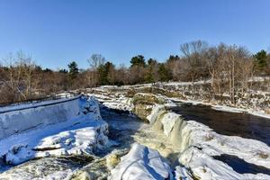 hog's back falls ubicado en el río rideau en hog's back park en ottawa, ontario, canadá, congelado en invierno. foto