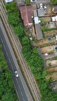 vista aérea da cidade britânica e trilhos de trem