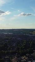 vista de alto ângulo de residências britânicas na cidade de luton, na inglaterra, reino unido video