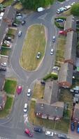 vista de ángulo alto de casas residenciales británicas en la ciudad de luton de inglaterra reino unido video